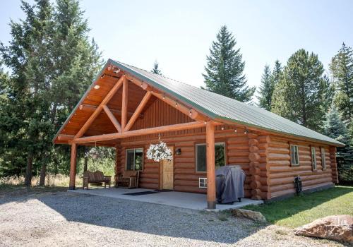 Spacious Pet-Friendly Log Cabin with King Bed & Full Kitchen | Bonners Ferry, Idaho Retreat