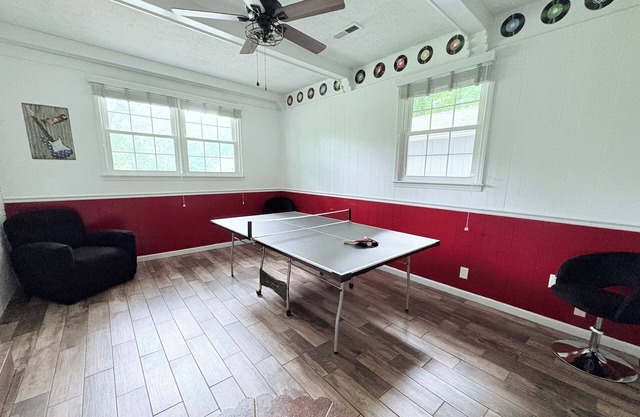 Spacious Retro Inspired & Pet Friendly Home Near Wet N Wild