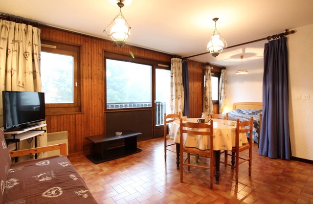 Spacious studio 4 ppl, double bed, slopes, parking