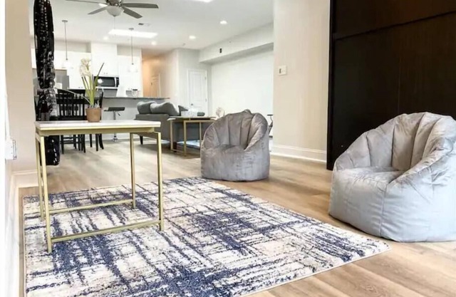 Spacious-Skylight Loft Inner Harbor Downtown