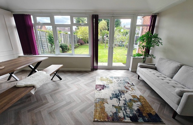 Spacious Solihull House 4 Bedrooms, Parking, Huge Garden -Near NEC & Airport