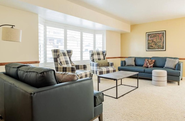 Spacious Stay near Airport, Downtown & Ski Resorts