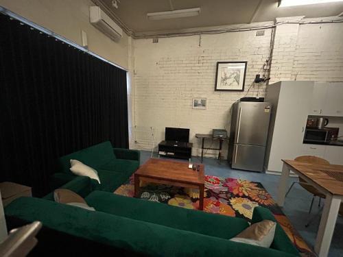 Spacious Studio in Quiet Northcote Neighbourhood