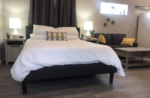 Spacious Studio*Near Balloon Fiesta Park*Air Conditioned