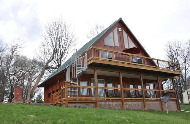 Spacious Studio on Monocacy River, Sleeps 4, Full Bath, Kitchenette.