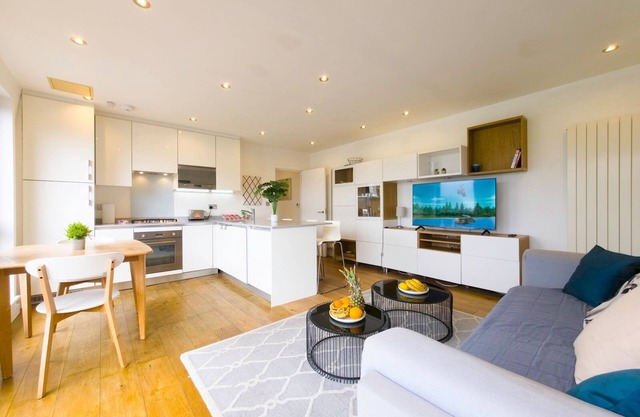 Spacious Stylish Flat with Balcony | Pass The Keys