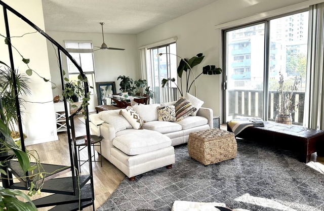 Spacious suite 1 block from the beach! ★