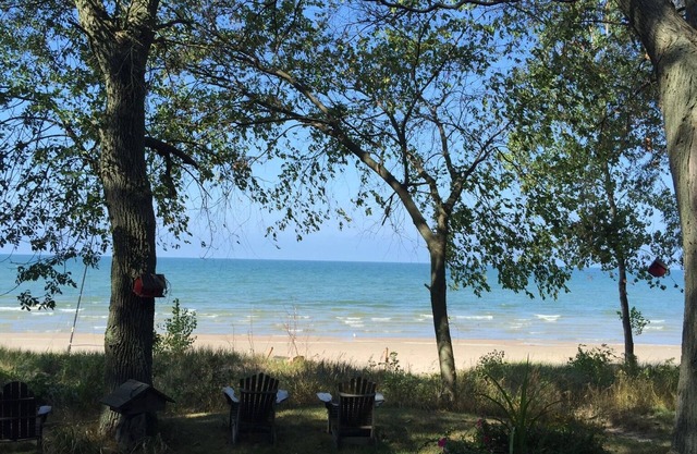 Spacious, sunny, open concept 3 bedroom lakefront house w/deck/private sandbeach