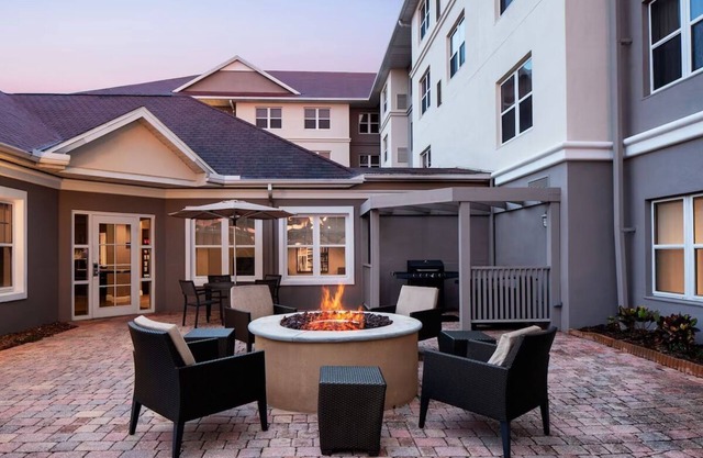 Spacious Tampa Suites: Full Kitchen, Free Breakfast & Outdoor Pool