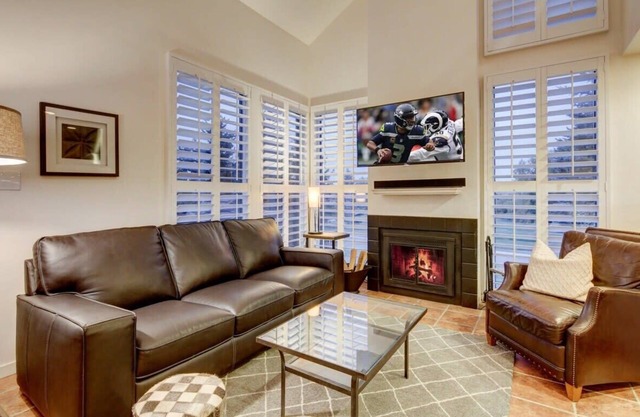 Spacious Three Kings 2BR Townhouse - Walk to Lift!
