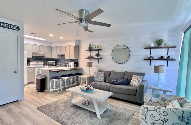 Spacious Townhome with allocated parking spot, 3 min walk to the beach! Pool!