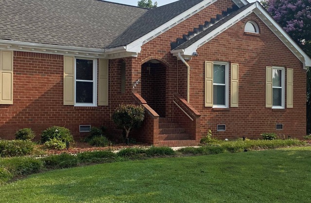 Spacious tranquil 4 bedroom family home near everything