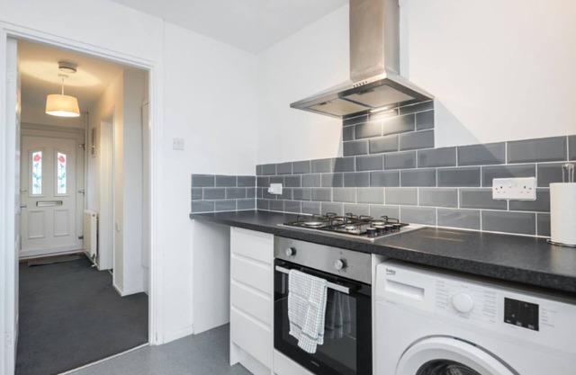 Spacious two bedroom house w/garden- close to London Luton airport!