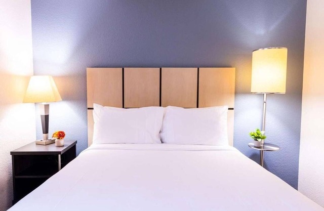 Spacious Unit with Full Kitchen, Free Airport Shuttle! Near Ruby Park!