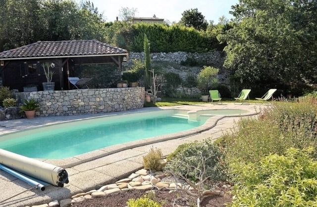 Spacious villa with pool, garden and jacuzzi