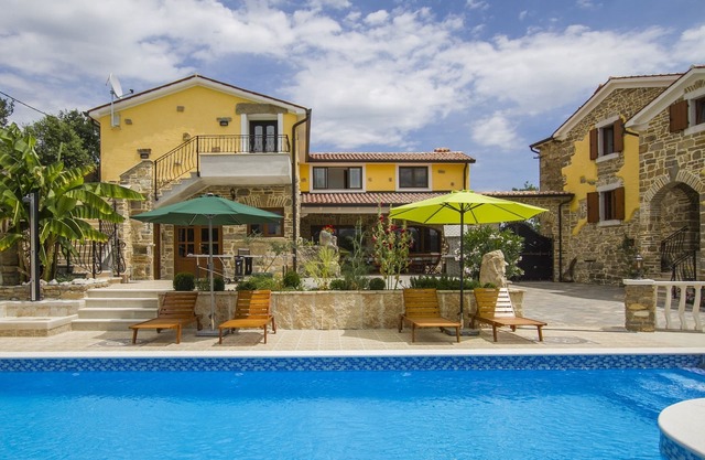 Spacious villa with swimming pool in the eastern hinterland of Istria