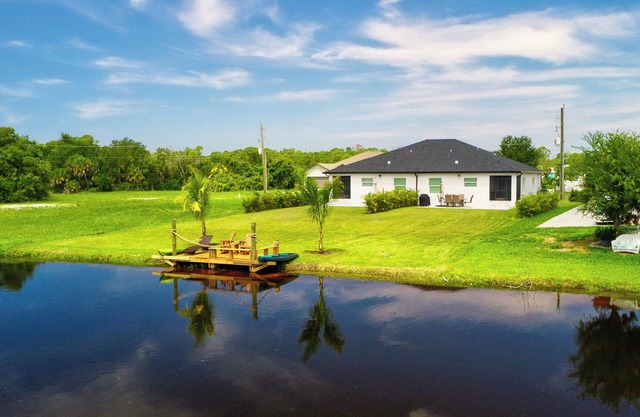 Spacious waterfront 6 Bd house in lovely Rotonda West near oceans , Park Pool