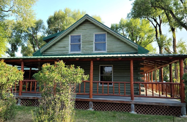 Spacious Western Lodge | Sleeps 10 | Rustic Luxury in Riverside, Wyoming
