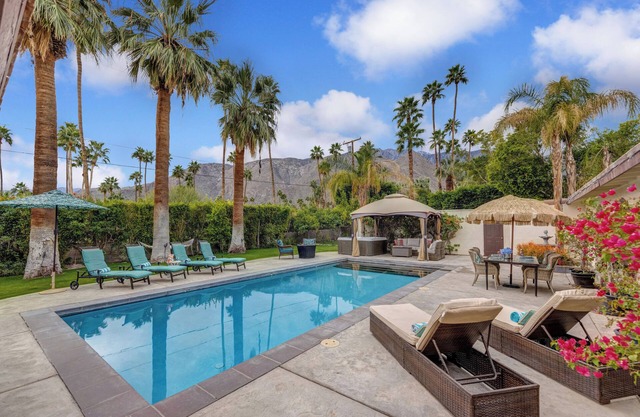 Spanish Villa Oasis: Mtn Views, Firepit, Misters, Early Check-in & Late Checkout