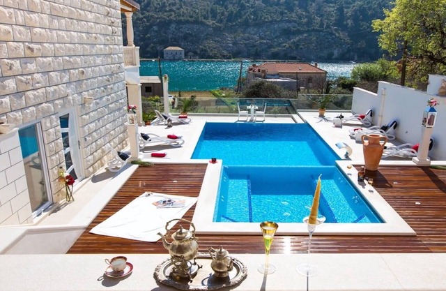 Sparkling Waters Villa near The Old Town