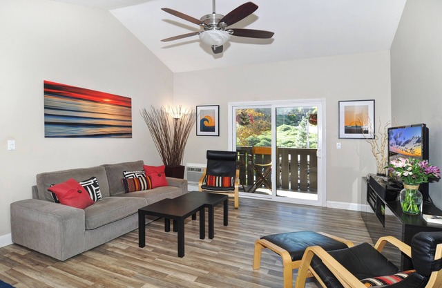 SPECIAL 11/1 - 12/1 80/NT. BEAUTIFUL CONDO! WALKING TRAIL TO GORGEOUS BEACH!