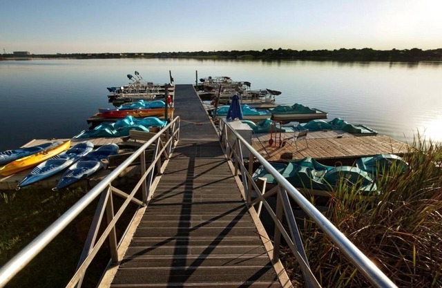 *SPECIAL OFFER* Luxurious Lakefront Resort Condo - Just Minutes From the Parks!