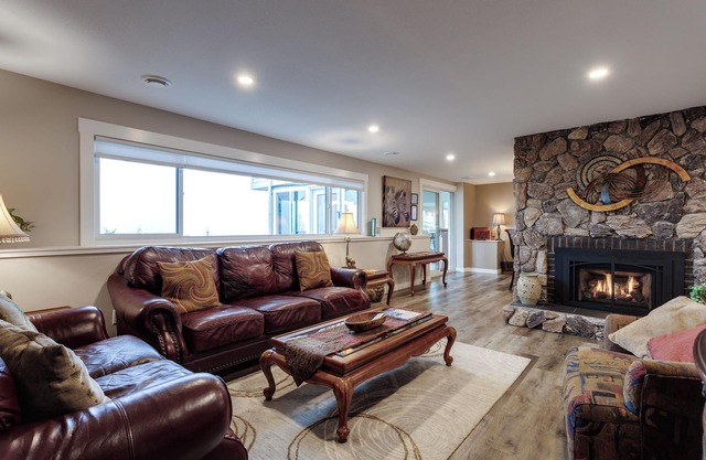 Spectacular Lake & Mountain Views, Hot Tub & near Wineries, minutes to Kelowna!