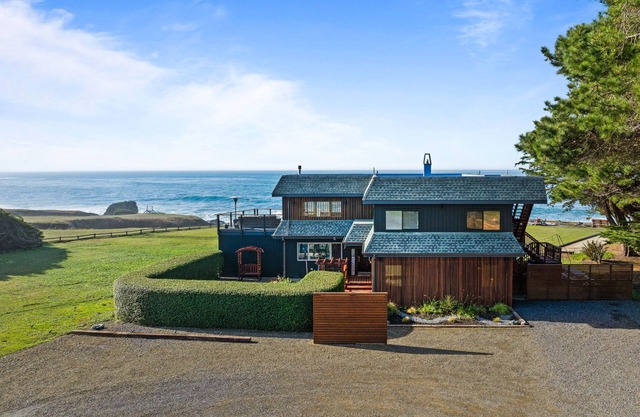SPECTACULAR OCEAN FRONT 5 BEDROOM HOME WITH ULTRA FAST WIFI