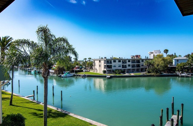 Spectacular View 2/2 condo in a quiet neighborhood and close to beach