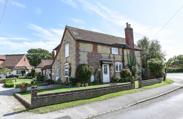 Spence Cottage, Birdham - a cottage that sleeps 5 guests in 2 bedrooms