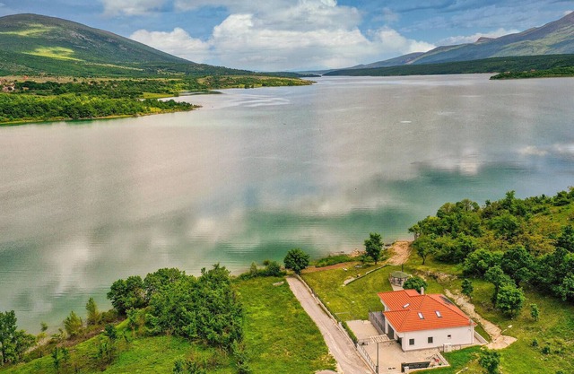 Spend an unforgettable vacation in this modern vacation home directly on the lake.