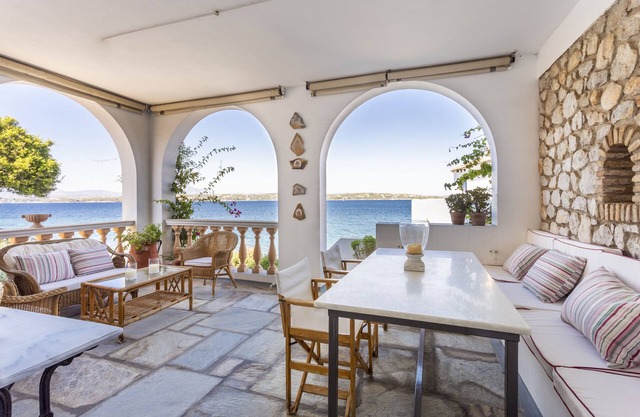 Spetses, traditional villa on the waterfront - beach