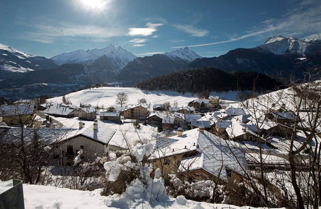 Split level flat in St Nicolas with stunning views and a Sauna