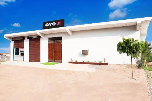 SPOT ON Hotel Lakshya Ghatampur