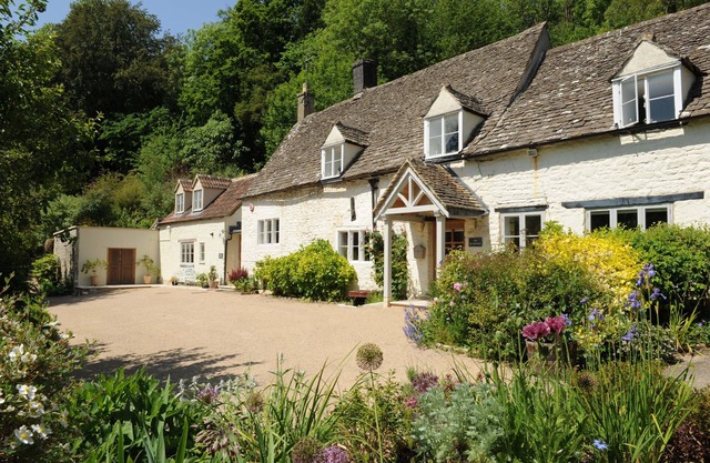 SPRING COTTAGE, pet friendly, character holiday cottage in Stroud