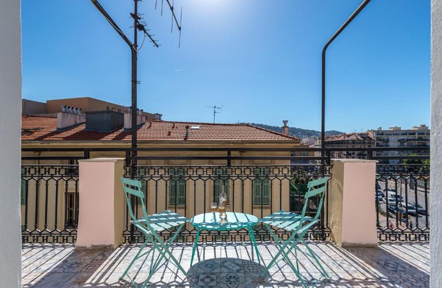 Squared Head-Apartment with Terrace in Nice