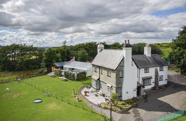 St Anne's House, Sea Views, 7 Bedrooms - Sleeps 30
