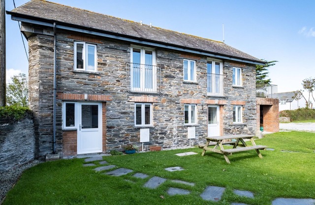 STABLE COTTAGE, pet friendly, with a garden in Port Isaac
