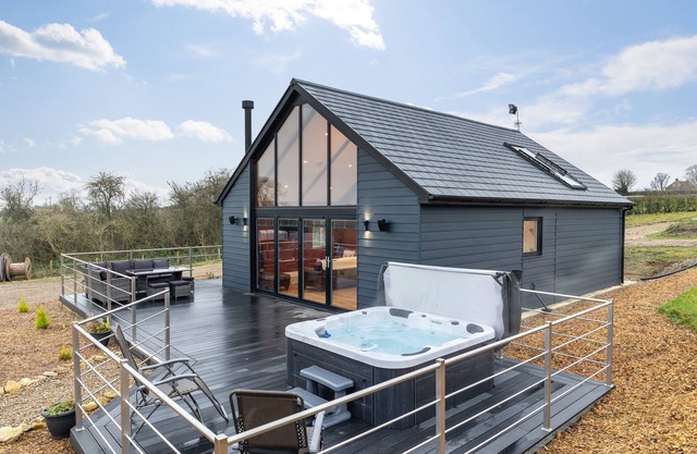 STAGS MOUNT, pet friendly, luxury holiday cottage in Thornton Dale