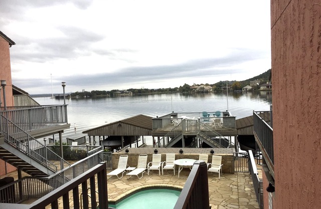 STARS on the LAKE/DOCK/POOL! HILL COUNTRY CENTRALLY LOCATED TO ALL!