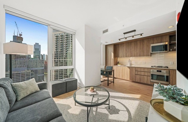 Stay Chic in Chicago: River North Suites w/Luxe Amenities & Prime Location!