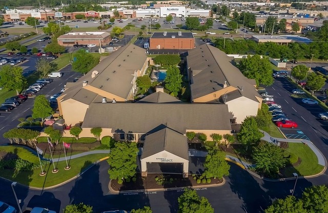Stay in a Contemporary Pet Friendly Hotel Near Tennessee Aquarium!