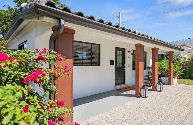 Stay in Style!7 min from the beach! Gorgeous home; relaxing yard!