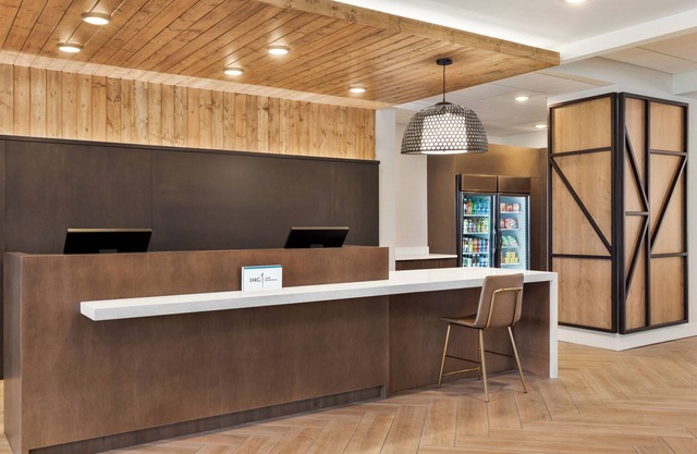 Staybridge Suites Montréal Airport - St-Laurent By IHG