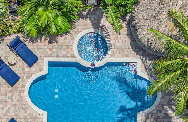 Steps from the Beach/Heated Pool/Seaside Key