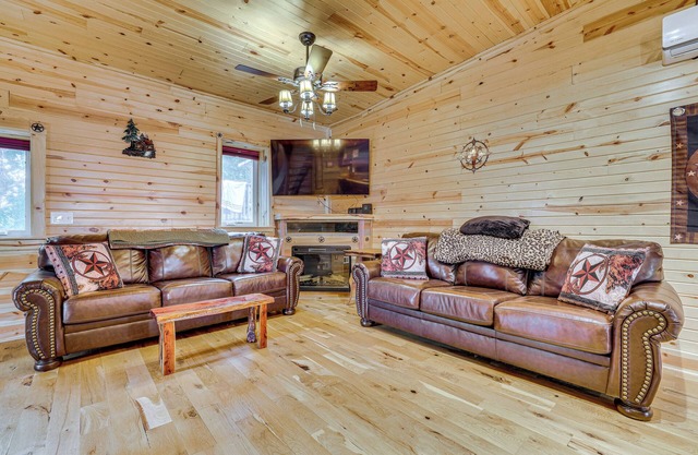 Steps to Marina & Beach: Couple’s Cottage in Pepin