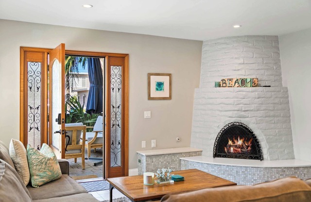 Steps to Ocean!Coastal Chic-Courtyard+Fireplace-Private