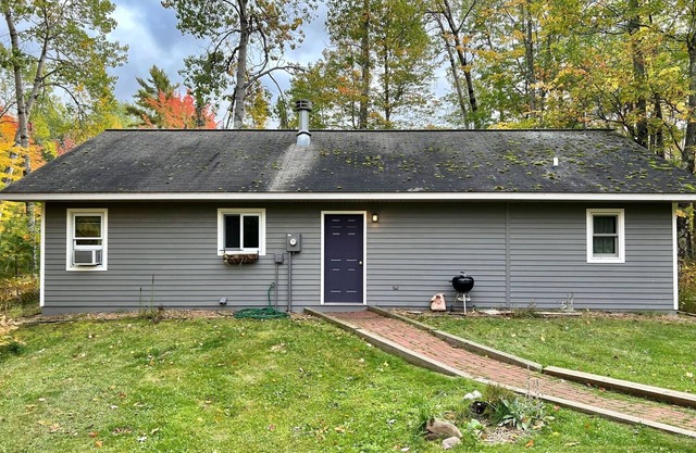 Stolen Oaks - Cottage with All-seasons Porch, located near the Airport!