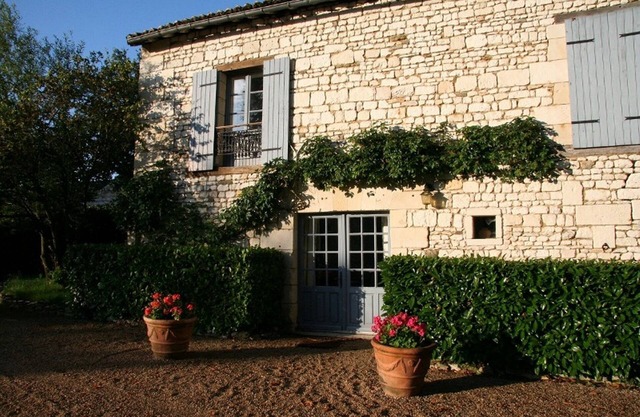 Stone Cottage, 2 bedrooms up to 6, pool, in a XVIIth C Castle, Loire Valley