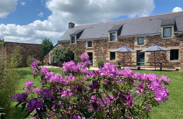 stone house. 4 to 14 pers. heated pool
